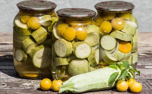 Kopmot en conserve de courgette dans les banques