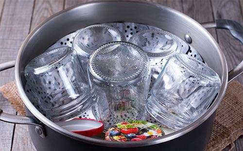 Sterilizing cans in a pan