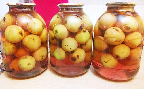Stewed apples in three-liter jars