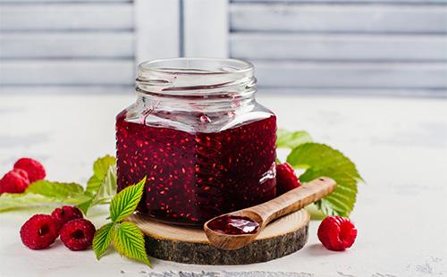 Confiture de framboises dans un bocal