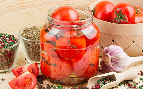 Hermosos tomates enlatados en un frasco