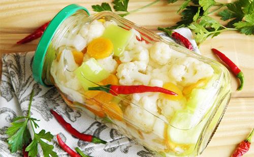 Cauliflower marinated with meringue and bell pepper