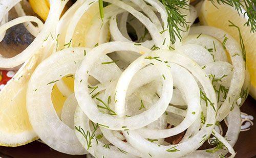 Onion rings with dill and lemon