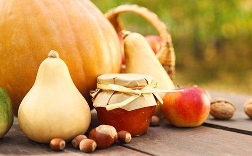 Tarro de mermelada, calabaza, nueces y manzana