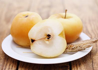 Manzanas remojadas en un plato