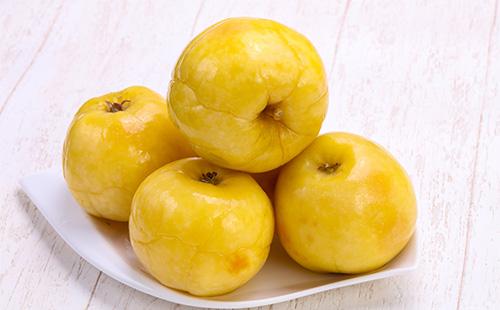 Natopljene jabuke na tanjuru