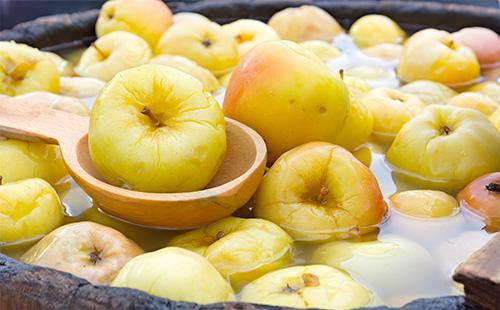 Natopljene jabuke u bačvi