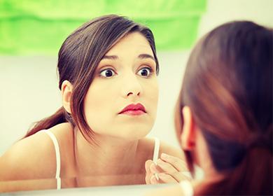 Femme étonnée regardant dans le miroir