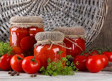 Beaux pots avec des tomates