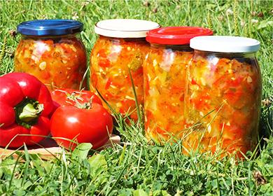 Salade de légumes en pots sur l'herbe