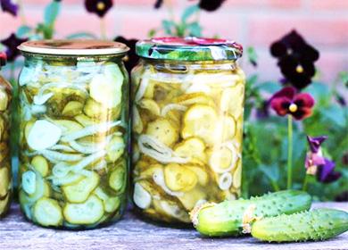 Salade de concombre dans un bocal