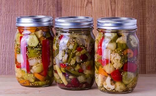 Salade de légumes en pots