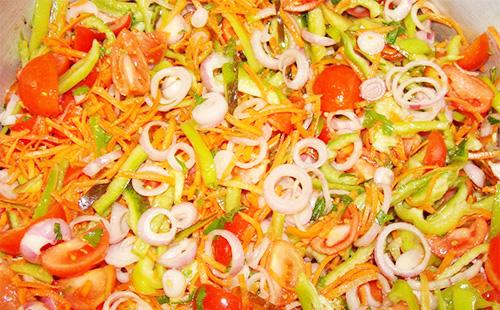 Salade de légumes dans une casserole