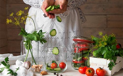 Pieces of cucumbers fly to the jar