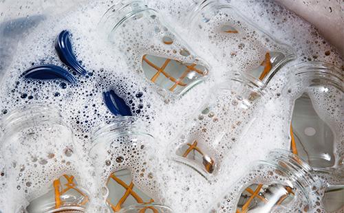 Nettoyer les pots en verre dans de l'eau savonneuse