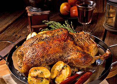 Duck with apples in the oven: recipes on how to cook a bird in foil and sleeve