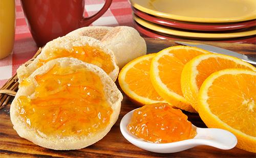 Confiture d'orange sur un petit pain