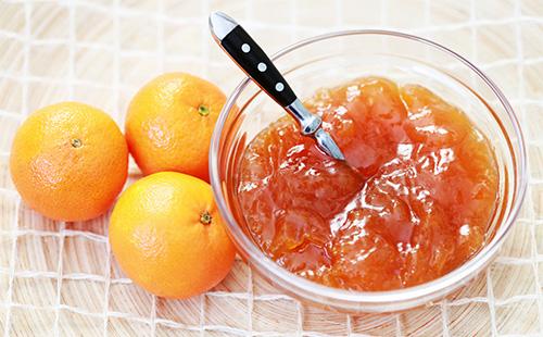 Orange jam in a bowl
