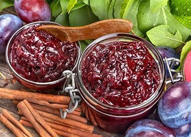 Pitted prune jam in 4 variations and a classic recipe from raw raw materials