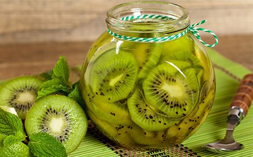 Mermelada de kiwi en la jarra