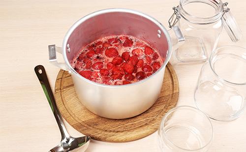 Confiture de fraises dans une casserole