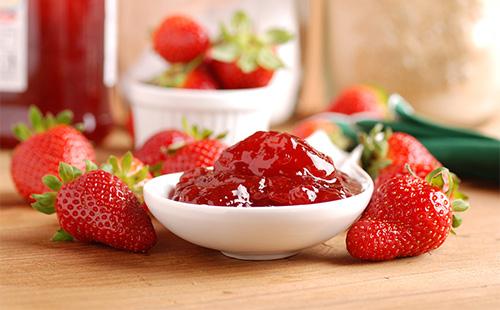 Strawberry jelly in a bowl