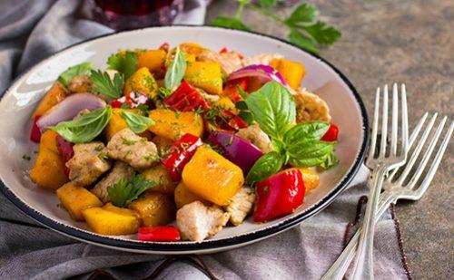 Plat avec des légumes et deux fourchettes