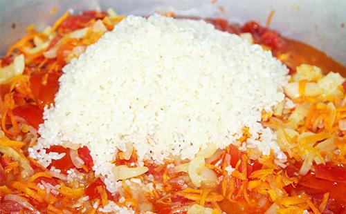 Rice in a pan with salad