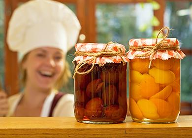 Cocinero satisfecho frutas preparadas