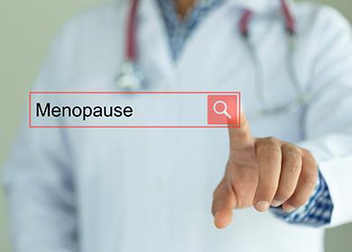 Doctor buscando datos de menopausia