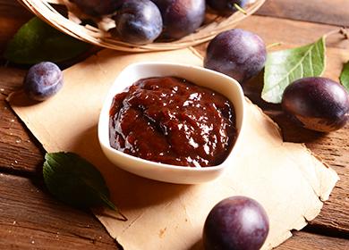 Confiture de prunes: une recette de base, méthodes de cuisson sans ébullition et sans sucre