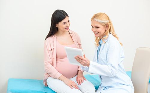 Le médecin conseille la femme enceinte