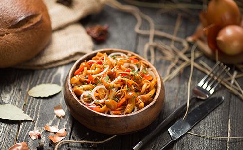 Champiñones en escabeche en un tazón