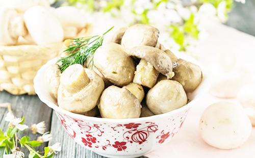 Champignons dans un bol