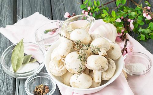 Champiñones en escabeche en un plato sobre la mesa