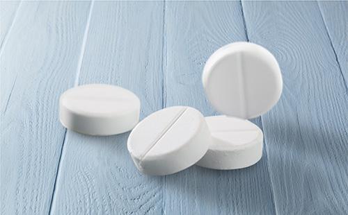 Pilules blanches sur la table