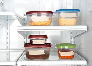 Plateaux de nourriture dans le frigo