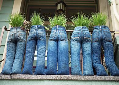 Pots de fleurs de vieux jeans