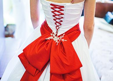 Lazo rojo sobre un vestido blanco