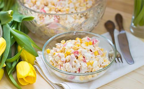 Salade de crabe dans un bol