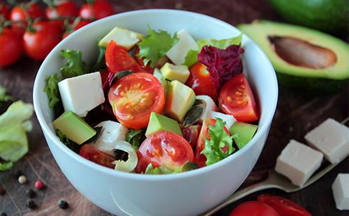 Ensalada de vegetales frescos con aguacate