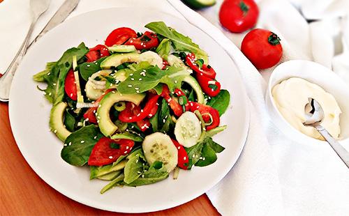 Salade d'avocat, herbes et concombres