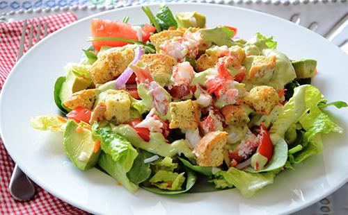 Salad with avocado and crackers
