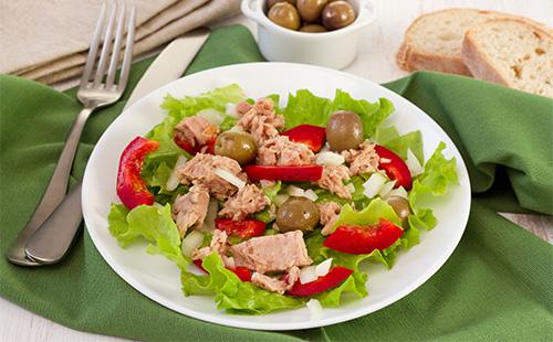 Ensalada de verduras y atún.