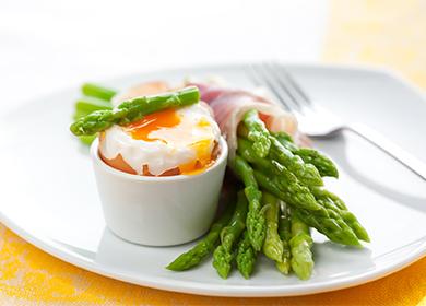 Asparagus with crumpled egg