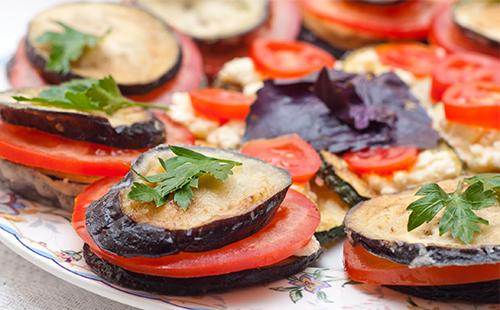 Aperitivos de berenjenas y tomates