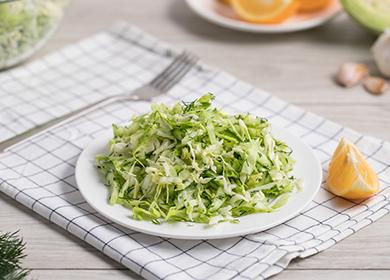 Salad with fresh cabbage: 5 recipes for those who follow the figure
