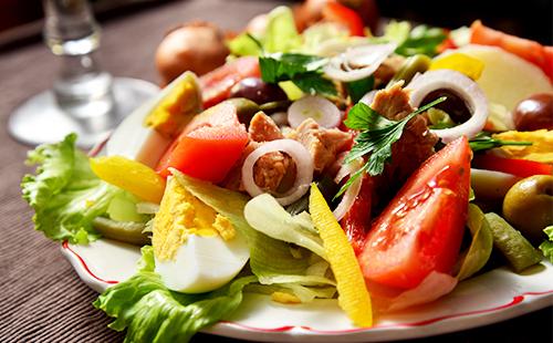 Salat med tun og grøntsager