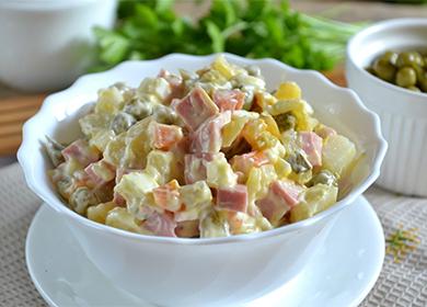 Salade d'hiver: comment cuisiner avec de la viande, des saucisses, du riz, des champignons et des haricots