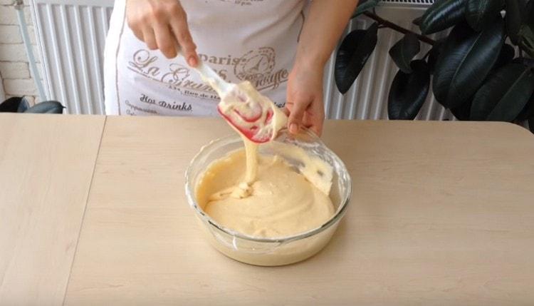 The finished dough should stand for several minutes so that bubbles form on its surface.